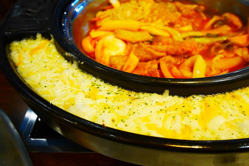 【台中北區】兩餐韓國年糕火鍋，$299元無限量吃到飽！吃完年糕後再做炒飯，中友百貨商圈一樓 @飛天璇的口袋