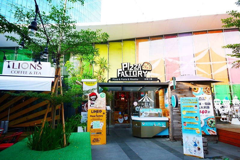 披薩工廠．Pizza Factory┃台中西區美食：草悟道廣場美食餐廳推薦，工業風的漂亮裝潢，台中親子友善餐廳 @飛天璇的口袋