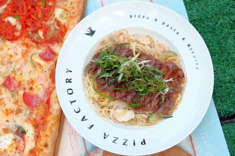 披薩工廠．Pizza Factory┃台中西區美食：草悟道廣場美食餐廳推薦，工業風的漂亮裝潢，台中親子友善餐廳 @飛天璇的口袋