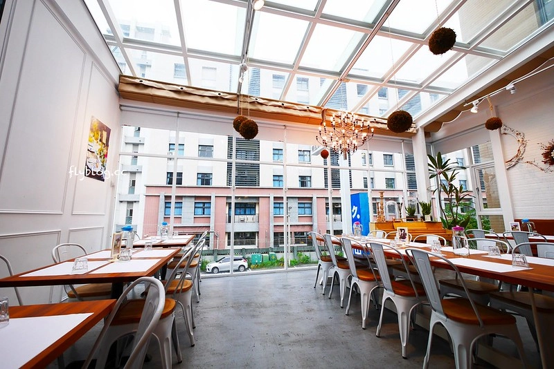 希拉餐廳｜員林老字號義式餐廳，餐點表現不俗，漂亮的落地窗彷彿置身於玻璃屋中用餐，選用Lazazza也讓人留下深刻印象 @飛天璇的口袋