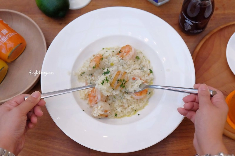 希拉餐廳｜員林老字號義式餐廳，餐點表現不俗，漂亮的落地窗彷彿置身於玻璃屋中用餐，選用Lazazza也讓人留下深刻印象 @飛天璇的口袋