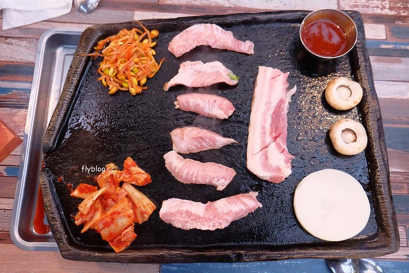 咚咚家韓式豬肉專賣 dondonga┃台中西屯美食：韓國烤肉夢幻組合：西班牙伊比利豬&台東香草豬，鄰近秋紅谷公園 @飛天璇的口袋