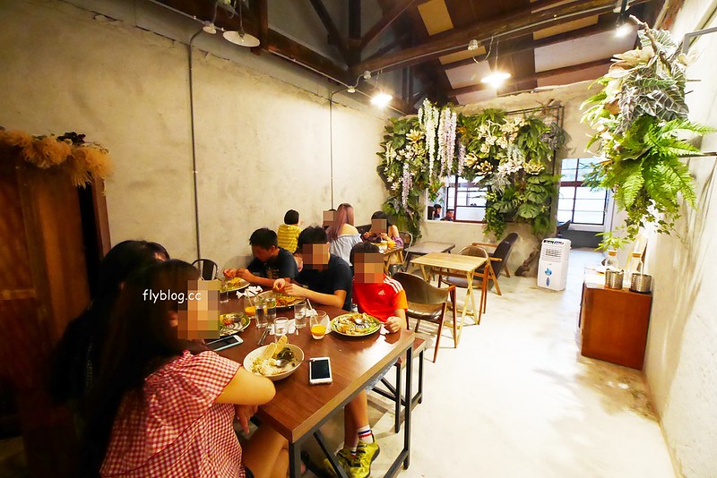 Saladaeng Caf&eacute; ศาลาแดง┃台中西區美食：網美超愛的泰式餐廳，一片花牆適合拍照打卡，但是餐點沒有很喜歡 @飛天璇的口袋