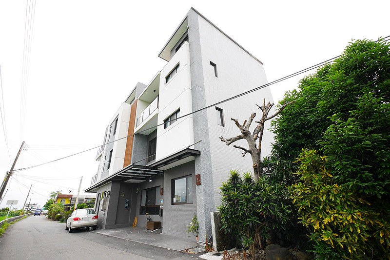 耿毛一家┃宜蘭民宿推薦：五結鄉清新風格新民宿，適合包棟住宿，提供烤肉用具、麻將桌和餐具，享受屬於自已的度假空間 @飛天璇的口袋