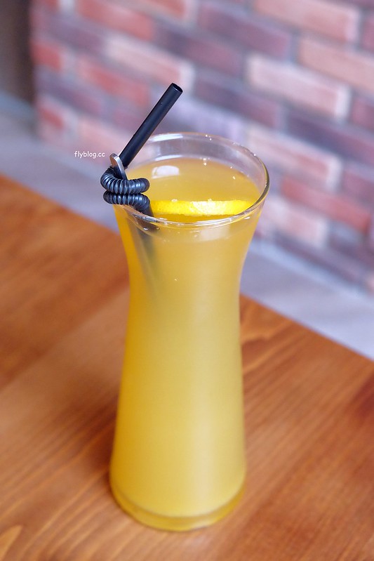 Arena遊戲主題餐廳┃台中西區美食：結合美食與遊戲的主題餐廳，夜貓子宵夜也有好去處，向上南路鄰近精明商圈 @飛天璇的口袋