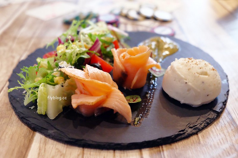 Arena遊戲主題餐廳┃台中西區美食：結合美食與遊戲的主題餐廳，夜貓子宵夜也有好去處，向上南路鄰近精明商圈 @飛天璇的口袋