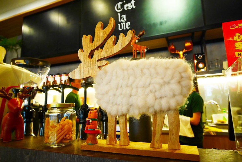 尋鹿咖啡｜結合美食與藝文的咖啡館，雜貨風元素拍照的好地方，鬆餅還是一樣的好吃，也是親子友善餐廳(已歇業) @飛天璇的口袋