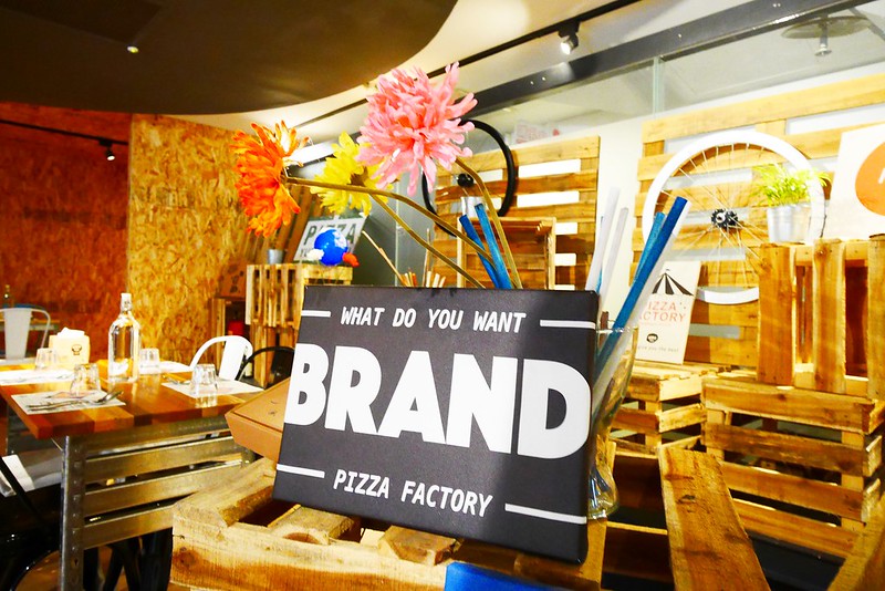 披薩工廠．Pizza Factory┃台中西區美食：草悟道廣場美食餐廳推薦，工業風的漂亮裝潢，台中親子友善餐廳 @飛天璇的口袋