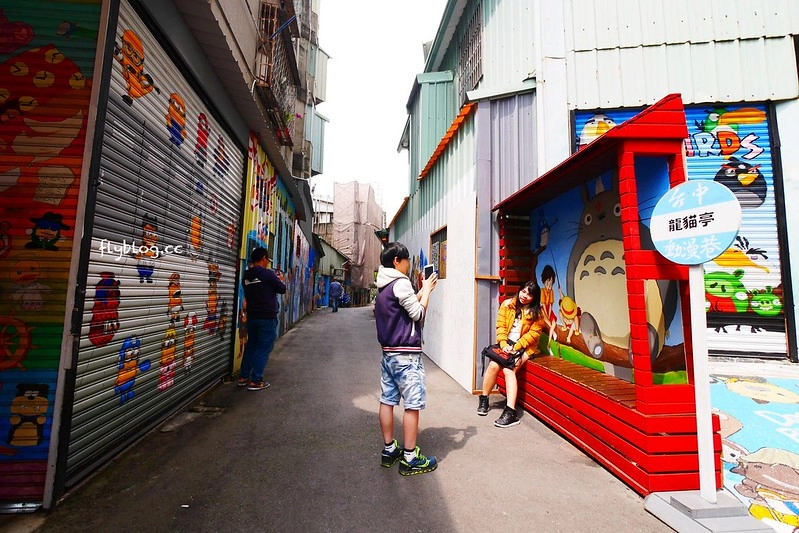 蒔初甜點@二店┃台中西區美食：隱藏在林森路動漫巷裡的超人氣甜點店，同場加映動漫巷各種新的彩繪卡通，還有最新的「你的名字」電影海報畫面 @飛天璇的口袋