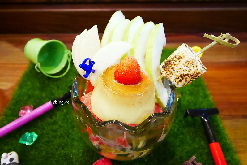 作客青果冰室┃台中南屯美食：非常復古風的特色冰店，冰品很有特色非常好拍，裝潢很有歐洲英倫風情 @飛天璇的口袋