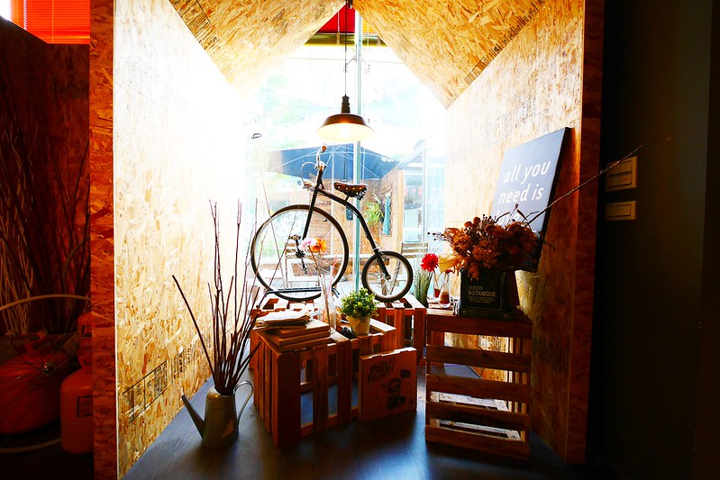 披薩工廠．Pizza Factory┃台中西區美食：草悟道廣場美食餐廳推薦，工業風的漂亮裝潢，台中親子友善餐廳 @飛天璇的口袋