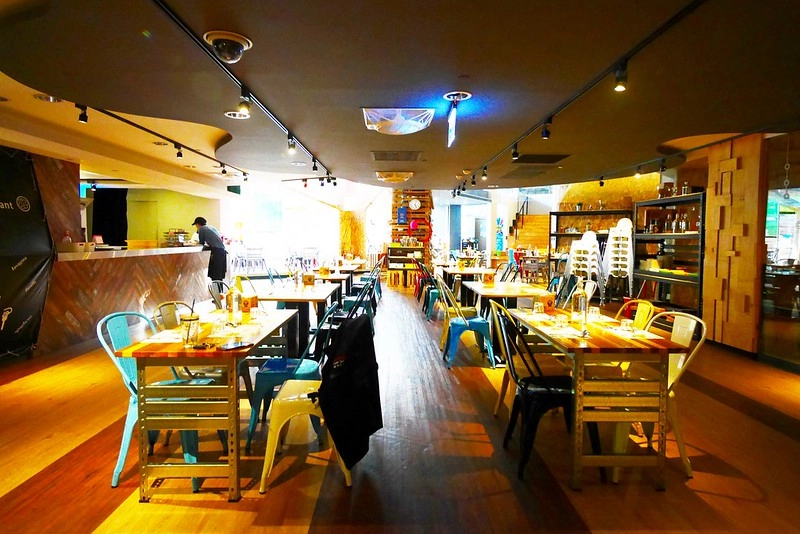 披薩工廠．Pizza Factory┃台中西區美食：草悟道廣場美食餐廳推薦，工業風的漂亮裝潢，台中親子友善餐廳 @飛天璇的口袋