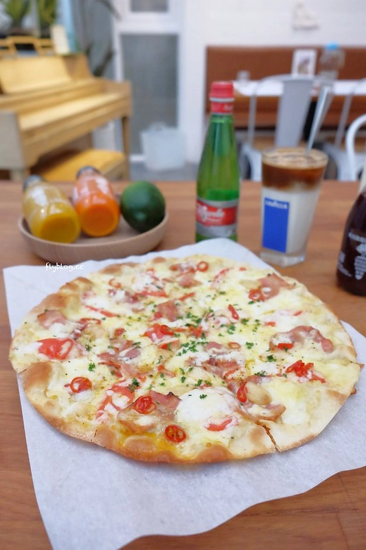 希拉餐廳｜員林老字號義式餐廳，餐點表現不俗，漂亮的落地窗彷彿置身於玻璃屋中用餐，選用Lazazza也讓人留下深刻印象 @飛天璇的口袋