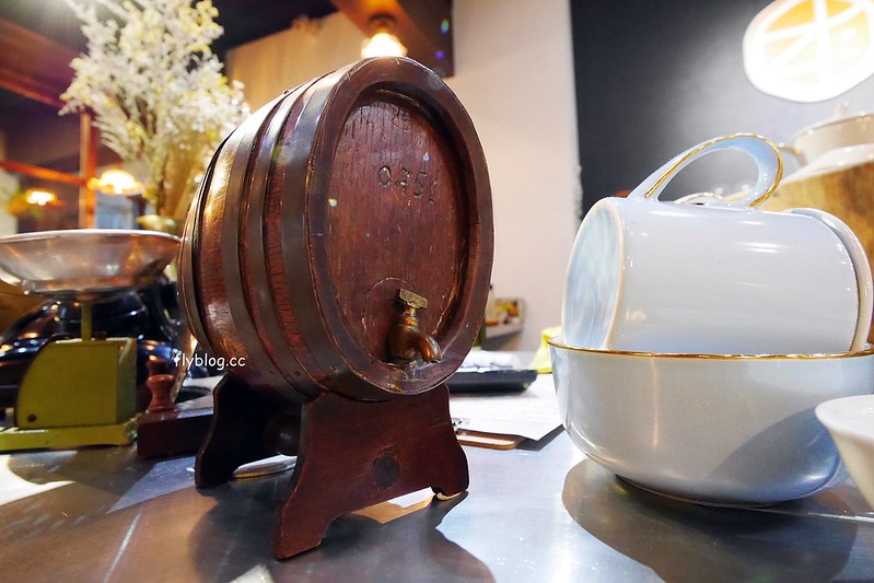 作客青果冰室┃台中南屯美食：非常復古風的特色冰店，冰品很有特色非常好拍，裝潢很有歐洲英倫風情 @飛天璇的口袋