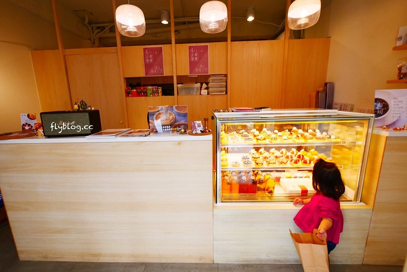 蒔初甜點@二店┃台中西區美食：隱藏在林森路動漫巷裡的超人氣甜點店，同場加映動漫巷各種新的彩繪卡通，還有最新的「你的名字」電影海報畫面 @飛天璇的口袋