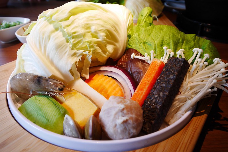 台中北屯｜拾七石頭火鍋 昌平店．輕井澤旗下火鍋店，崇德路環境寬敞大器 @飛天璇的口袋