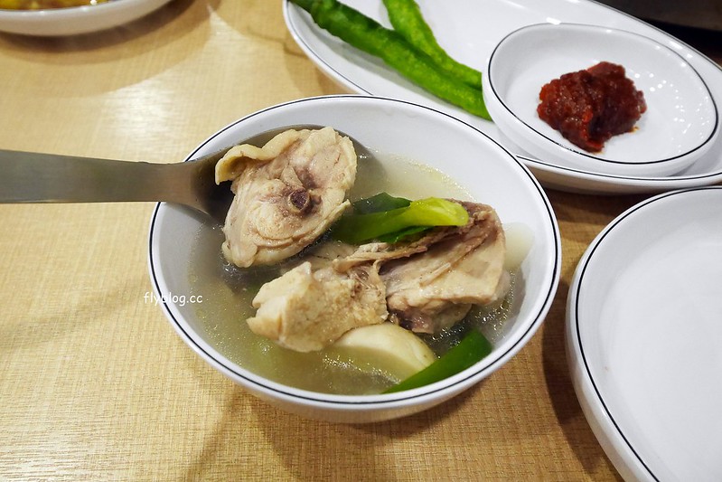 孔陵一隻雞@台中崇德店┃台中北區美食：不必飛到韓國了，首爾排隊名店進駐台中，打卡送海苔雞蛋粥一份 @飛天璇的口袋