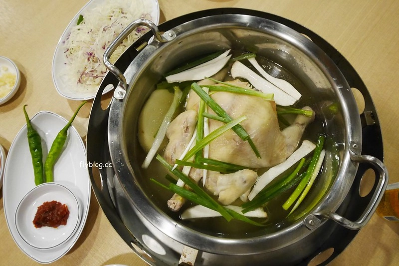 孔陵一隻雞@台中崇德店┃台中北區美食：不必飛到韓國了，首爾排隊名店進駐台中，打卡送海苔雞蛋粥一份 @飛天璇的口袋