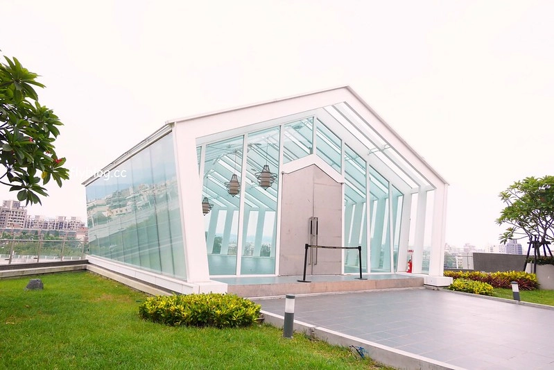 台中水晶教堂｜藍天白雲映襯下宛如浪漫的水晶教堂，台中秀泰廣場2館頂樓 @飛天璇的口袋