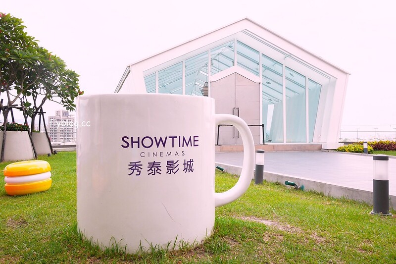 台中水晶教堂｜藍天白雲映襯下宛如浪漫的水晶教堂，台中秀泰廣場2館頂樓 @飛天璇的口袋