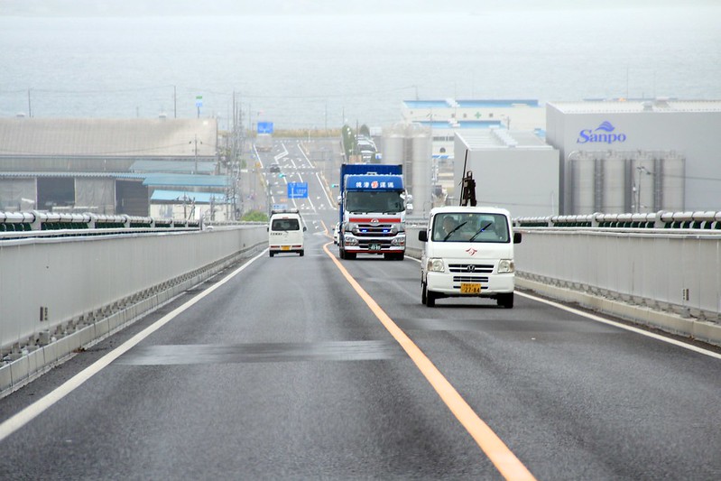 江島大橋┃鳥取親子自駕遊：視覺上45度傾斜的超恐佈大橋，好像挑戰雲宵飛車的概念，日本汽車廣告爆紅的ベタ踏み坂 @飛天璇的口袋