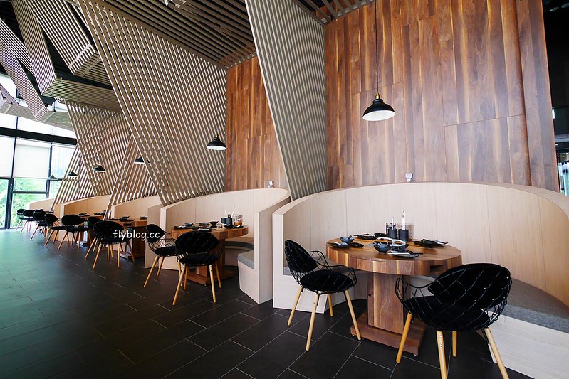 椰林世界 椰子雞┃台中南屯美食：椰子雞跨界鍋物餐廳，有如沙漠中的綠洲建築，高單價和食材表現不成比例，公益路美食餐廳又一發 @飛天璇的口袋