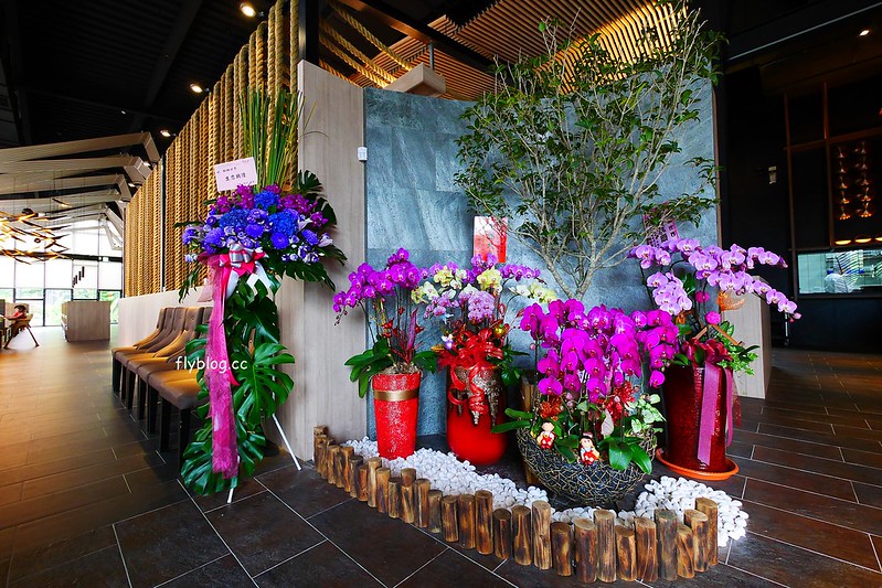 椰林世界 椰子雞┃台中南屯美食：椰子雞跨界鍋物餐廳，有如沙漠中的綠洲建築，高單價和食材表現不成比例，公益路美食餐廳又一發 @飛天璇的口袋