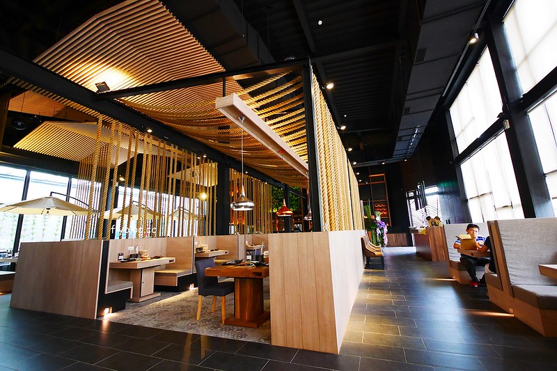 椰林世界 椰子雞┃台中南屯美食：椰子雞跨界鍋物餐廳，有如沙漠中的綠洲建築，高單價和食材表現不成比例，公益路美食餐廳又一發 @飛天璇的口袋