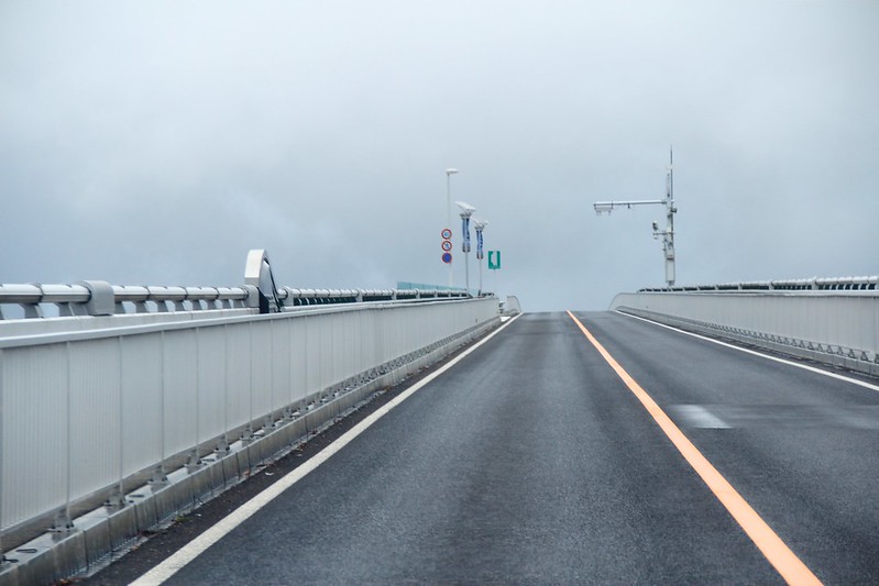 江島大橋┃鳥取親子自駕遊：視覺上45度傾斜的超恐佈大橋，好像挑戰雲宵飛車的概念，日本汽車廣告爆紅的ベタ踏み坂 @飛天璇的口袋