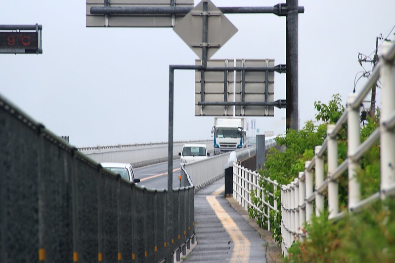 江島大橋┃鳥取親子自駕遊：視覺上45度傾斜的超恐佈大橋，好像挑戰雲宵飛車的概念，日本汽車廣告爆紅的ベタ踏み坂 @飛天璇的口袋