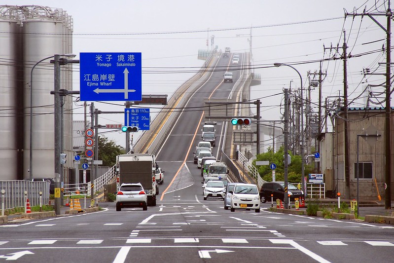 江島大橋┃鳥取親子自駕遊：視覺上45度傾斜的超恐佈大橋，好像挑戰雲宵飛車的概念，日本汽車廣告爆紅的ベタ踏み坂 @飛天璇的口袋