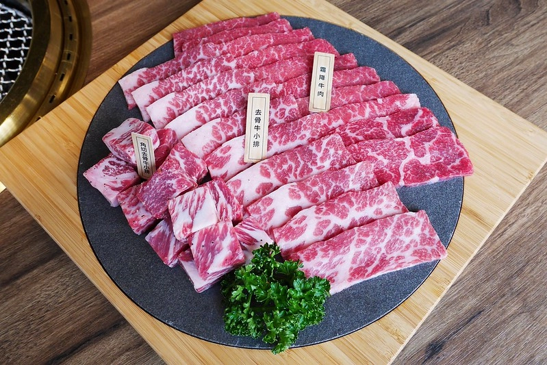 台中10間燒肉懶人包：屋馬燒肉、老乾杯、燒肉風間、森森燒肉、茶六、胡同燒烤、一桶韓式新食、俺達肉屋、樂軒和牛專門店、脂板前炭火燒肉 @飛天璇的口袋
