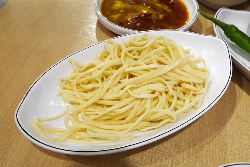 孔陵一隻雞@台中崇德店┃台中北區美食：不必飛到韓國了，首爾排隊名店進駐台中，打卡送海苔雞蛋粥一份 @飛天璇的口袋