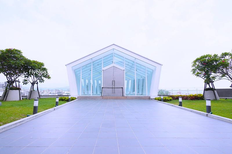 台中水晶教堂｜藍天白雲映襯下宛如浪漫的水晶教堂，台中秀泰廣場2館頂樓 @飛天璇的口袋