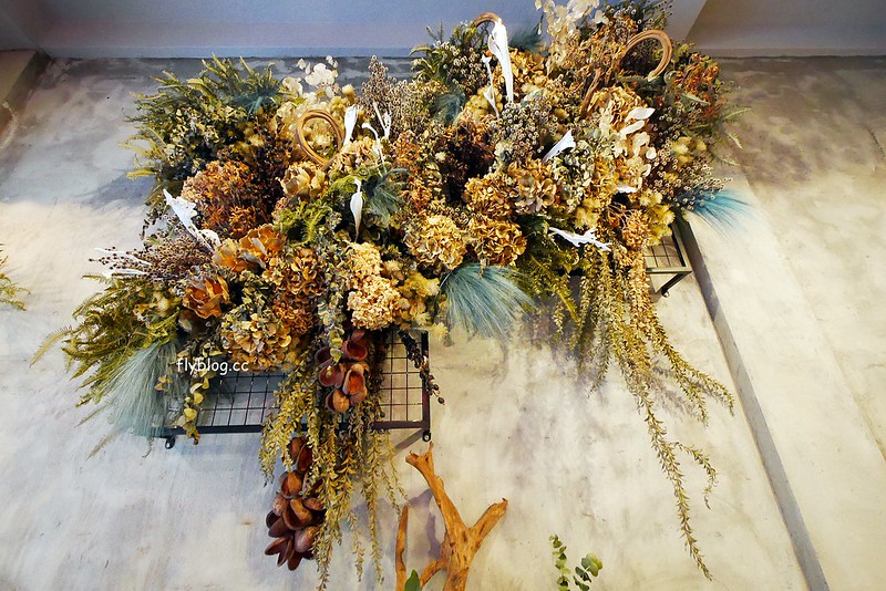 Saladaeng Caf&eacute; ศาลาแดง┃台中西區美食：網美超愛的泰式餐廳，一片花牆適合拍照打卡，但是餐點沒有很喜歡 @飛天璇的口袋