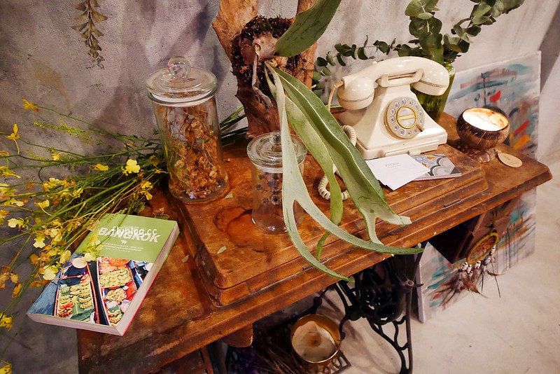 Saladaeng Caf&eacute; ศาลาแดง┃台中西區美食：網美超愛的泰式餐廳，一片花牆適合拍照打卡，但是餐點沒有很喜歡 @飛天璇的口袋