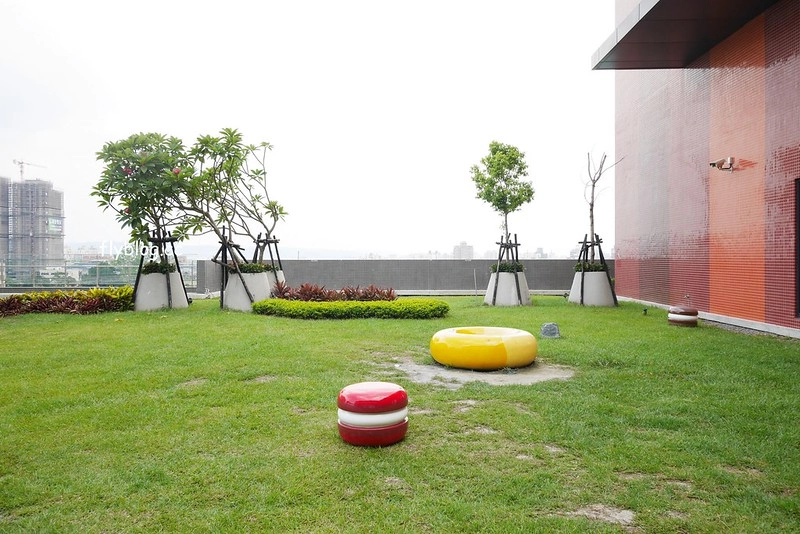 台中水晶教堂｜藍天白雲映襯下宛如浪漫的水晶教堂，台中秀泰廣場2館頂樓 @飛天璇的口袋