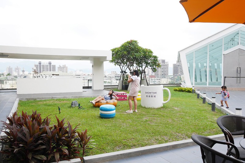 台中水晶教堂｜藍天白雲映襯下宛如浪漫的水晶教堂，台中秀泰廣場2館頂樓 @飛天璇的口袋