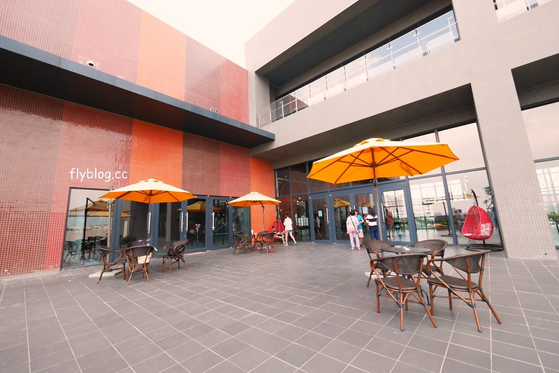 台中水晶教堂｜藍天白雲映襯下宛如浪漫的水晶教堂，台中秀泰廣場2館頂樓 @飛天璇的口袋