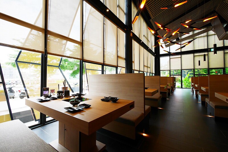 椰林世界 椰子雞┃台中南屯美食：椰子雞跨界鍋物餐廳，有如沙漠中的綠洲建築，高單價和食材表現不成比例，公益路美食餐廳又一發 @飛天璇的口袋