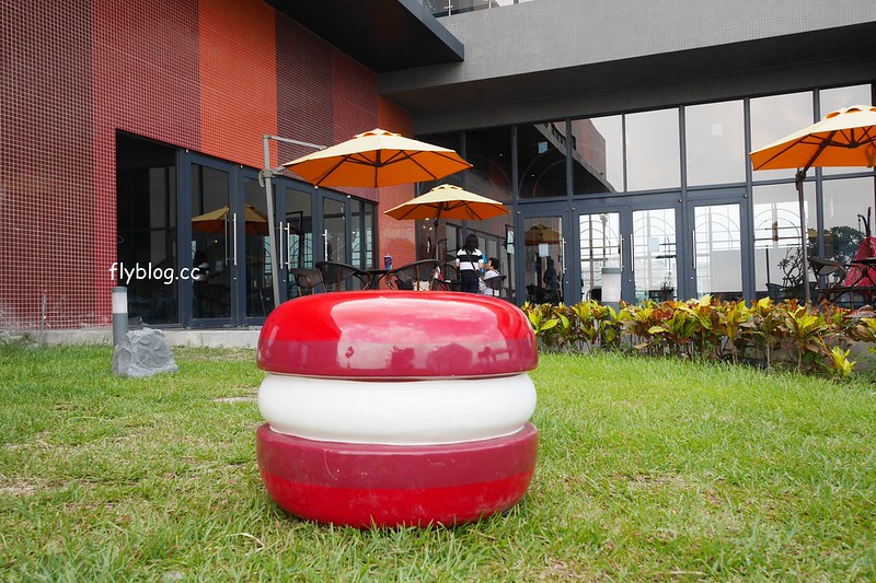 台中水晶教堂｜藍天白雲映襯下宛如浪漫的水晶教堂，台中秀泰廣場2館頂樓 @飛天璇的口袋