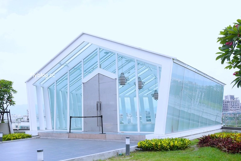 台中水晶教堂｜藍天白雲映襯下宛如浪漫的水晶教堂，台中秀泰廣場2館頂樓 @飛天璇的口袋