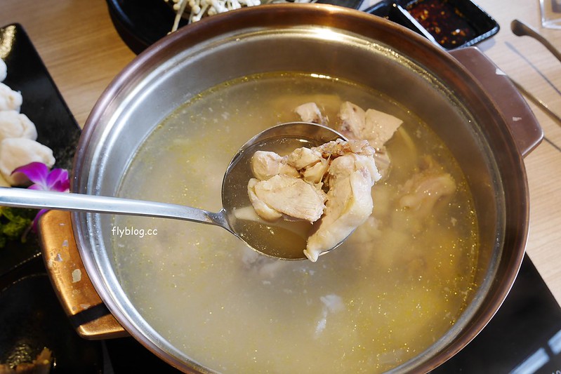 椰林世界 椰子雞┃台中南屯美食：椰子雞跨界鍋物餐廳，有如沙漠中的綠洲建築，高單價和食材表現不成比例，公益路美食餐廳又一發 @飛天璇的口袋