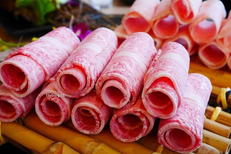 椰林世界 椰子雞┃台中南屯美食：椰子雞跨界鍋物餐廳，有如沙漠中的綠洲建築，高單價和食材表現不成比例，公益路美食餐廳又一發 @飛天璇的口袋