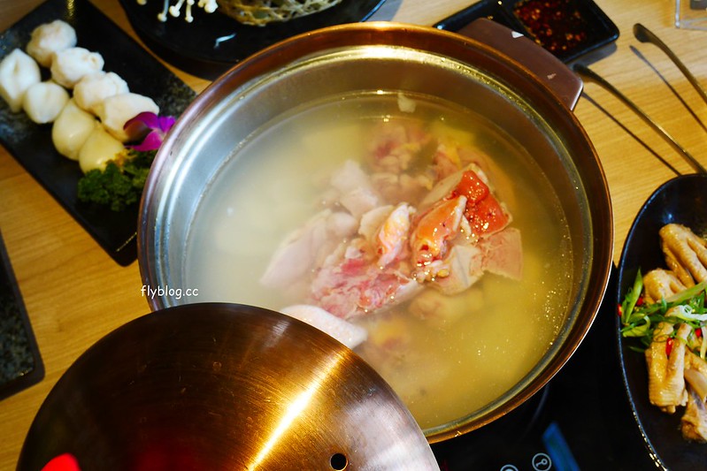 椰林世界 椰子雞┃台中南屯美食：椰子雞跨界鍋物餐廳，有如沙漠中的綠洲建築，高單價和食材表現不成比例，公益路美食餐廳又一發 @飛天璇的口袋