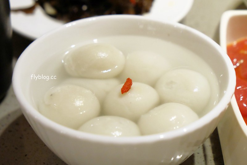 海底撈火鍋｜海底撈二號店，有修指甲和帶小孩服務，還有撈麵秀和變臉秀可以欣賞 @飛天璇的口袋