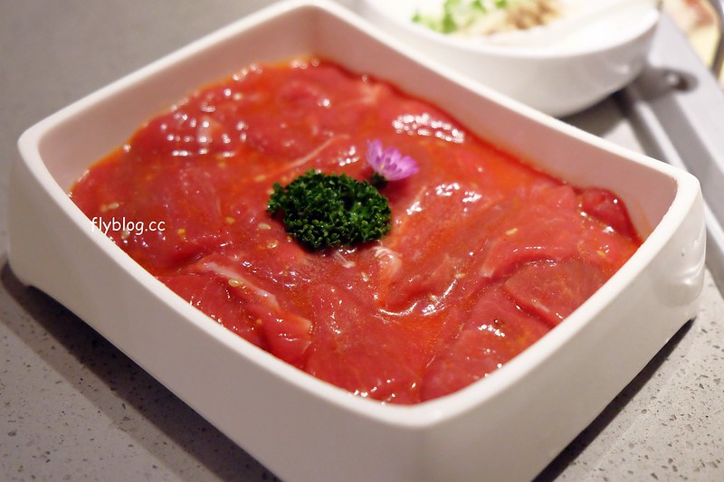 海底撈火鍋｜海底撈二號店，有修指甲和帶小孩服務，還有撈麵秀和變臉秀可以欣賞 @飛天璇的口袋