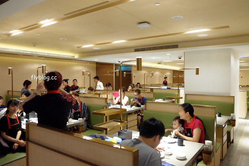 海底撈火鍋｜海底撈二號店，有修指甲和帶小孩服務，還有撈麵秀和變臉秀可以欣賞 @飛天璇的口袋