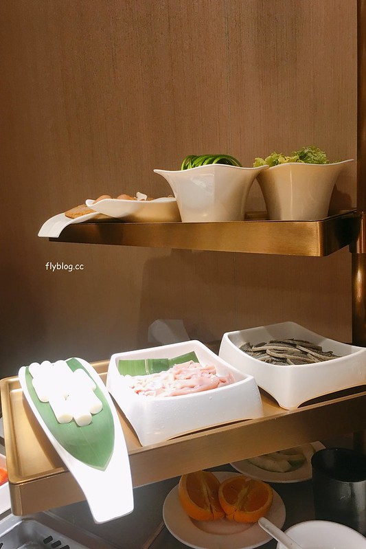 海底撈火鍋｜海底撈二號店，有修指甲和帶小孩服務，還有撈麵秀和變臉秀可以欣賞 @飛天璇的口袋