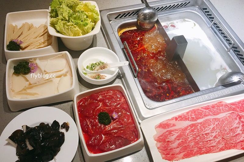 海底撈火鍋｜海底撈二號店，有修指甲和帶小孩服務，還有撈麵秀和變臉秀可以欣賞 @飛天璇的口袋